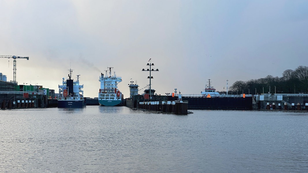 NOK: Frachtschiff rammt Schleusentor in Brunsbüttel