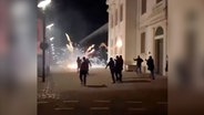 Bad Oldesloe: Jugendliche brennen an Silvester ein Feuerwerk ab. © Quelle: Privat 