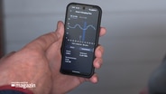 Ein Mann hält ein Handy in der Hand © NDR 