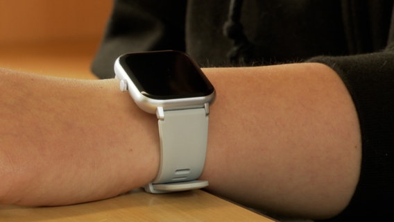 Eine Smartwatch an einem Handgelenk © NDR Foto: NDR Screenshot