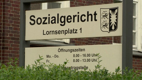 Ein Schild weißt auf das an dieser Stelle befindliche Sozialgericht hin © NDR Foto: NDR Screenshot