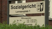 Ein Schild weißt auf das an dieser Stelle befindliche Sozialgericht hin © NDR Foto: NDR Screenshot