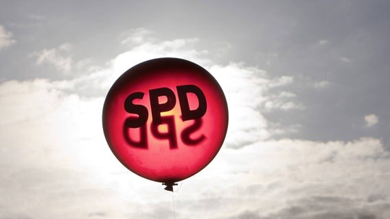 Ein SPD-Luftballon vor dunklem Himmel. © imago Foto: Thomas Koehler