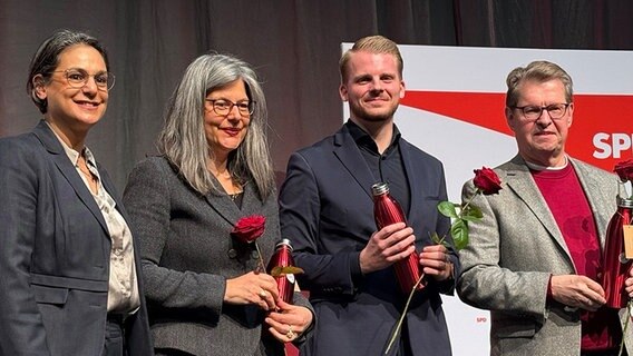 Serpil Midyatli, Nina Scheer, Tim Klüssendorf und Ralf Stegner, halten rote Rosen in Händen nachdem sie auf die ersten drei Listenplätze der SPD Schleswig-Holstein für die Bundestagswahl 2025 gewählt worden. © picture alliance/dpa Foto: Felix Müschen