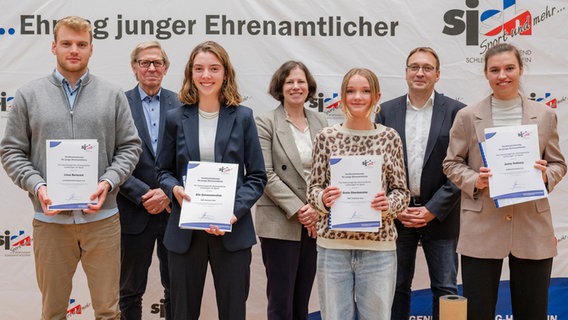 (vlnr) Linus Berszuck, Hans-Jakob Tiessen (LSV-Präsident), Elin Schweckendiek, Kristina Herbst (Landtagspräsidentin), Greta Oberdoerster, Matthias Hansen (sjsh-Vorsitzender) und Jenny Anthony. © Frank Peter Foto: Frank Peter