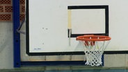 Ein Basketballkorb in Nahaufnahme. Die Markierung ist teilweise abgerissen. © NDR 