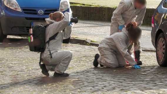 Mitarbeiterinnen der Kriminalpolizei sichern Spuren an einem Pkw in Kiel. © NDR 