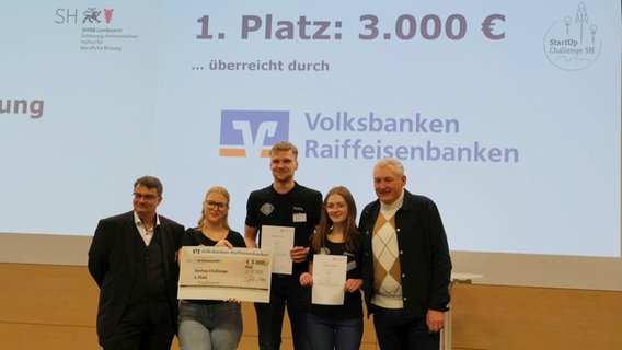 Das Foto zeigt die Gewinner des ersten Platzes der Startup Challenge SH. © SHIBB / Lucks 