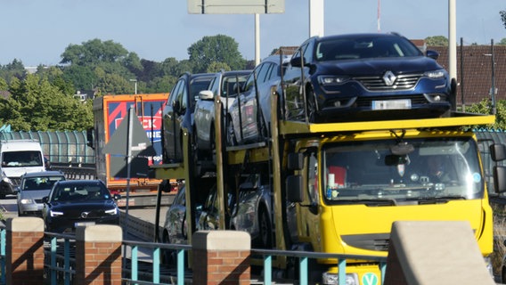 Auf dem Theodor-Heuss-Ring in Kiel stehen mehrere Autos und LKW im Stau. © NDR Foto: Kai Peuckert