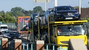 Auf dem Theodor-Heuss-Ring in Kiel stehen mehrere Autos und LKW im Stau. © NDR Foto: Kai Peuckert