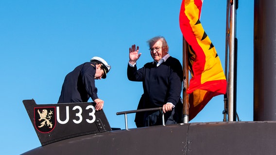 Bundespräsident Frank-Walter Steinmeier steht auf dem U-Boot U33 der Marine in der Eckernförder Bucht und winkt. © dpa-Bildfunk Foto: Daniel Bockwoldt