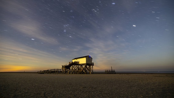 Ein Sternenhimmel über Sankt-Peter-Ording. © IMAGO / imagebroker Foto: Konrad Kleiner