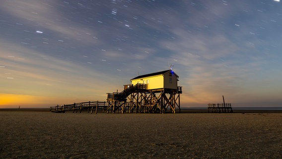 Ein Sternenhimmel über Sankt-Peter-Ording. © IMAGO / imagebroker Foto: Konrad Kleiner