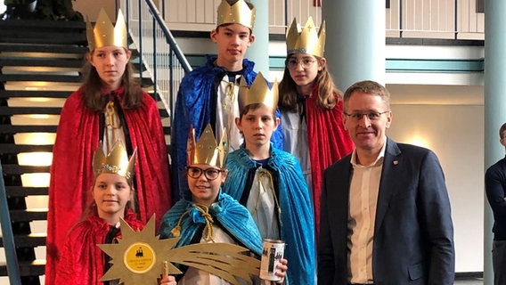 Die Sternsinger aus Husum mit Daniel Günther. © NDR Foto: Julia Jänisch