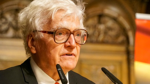 Der Arzt und Unternehmer Dr. Winfried Stöcker Stoecker hält auf Einladung der AFD einen Vortrag im voll besetzten Rathaus Saal im Hamburger Rathaus zum Thema der Corona Politik und seinem nicht zertifizierten Corona Impfstoff. © picture alliance / ABBfoto 