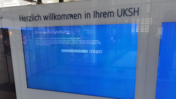 Auf einem Bildschirm im Universitätsklinikum Schleswig-Holstein steht, das es eine Windows-Störung gibt. © dpa-Bildfunk Foto: Marcus Brandt