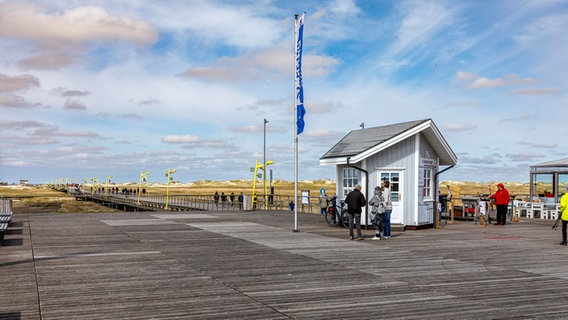 Ein Kassenhäuschen an der Seebrücke in Sankt Peter-Ording © picture alliance / imageBROKER Foto: Olaf Döring