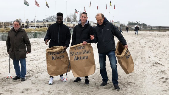 Müllsammelaktion am Strand von Grömitz. © NDR Foto: Phillip Kamke