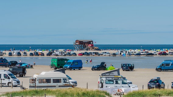 Zahlreiche Autos parken am Sandstrand bei St.Peter-Ording an der Nordsee. © Imago Images 