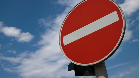 Ein Foto zeigt ein Durchfahrt-Verboten Schild vor klarem Himmel. © imago images / Panthermedia Foto: Panthermedia