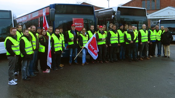 Mehrere Menschen stehen vor Bussen bei einem Warnstreik. © NDR Foto: Peer-Axel Kroeske