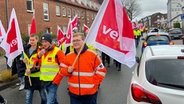 Menschen führen einen Warnstreik in Schleswig durch mit ver.di Flaggen in der Hand. © NDR Foto: Jochen Dominicus