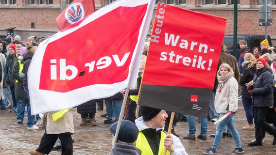 Streikende halten in Kiel Fahnen von Verdi mit der Aufschrift "Wanstreik!" in die Luft. © picture alliance/dpa Foto: Bodo Marks