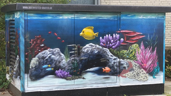 Ein Stromkasten wurde durch Graffiti in ein buntes Aquarium verwandelt. © NDR Foto: Marlen Hildebrandt