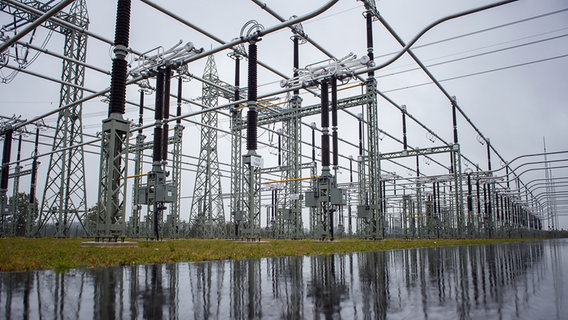 Eine Reihe von Sammelschienenmasten sind im Umspannwerk der Tennet TSO GmbH kurz vor Inbetriebnahme der neuen Höchstspannungsleitung Mittelachse in Handewitt bei Regenwetter zu sehen. © dpa-Bildfunk Foto: Gregor Fischer