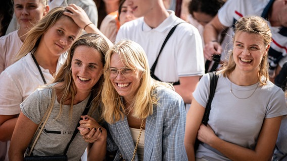 Mehrere Studentinnen stehen bei einer Immatrikulationsfeier © IMAGO Foto: Ritzau Scanpix