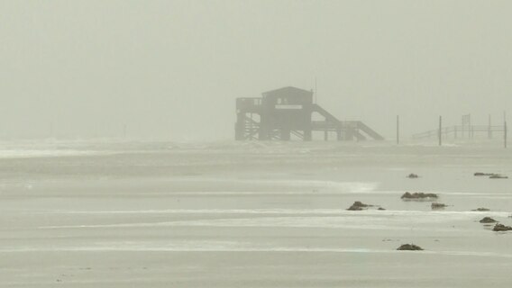 Die Pfahlbauten in St. Peter-Ording im Sturm. © Daniel Friederichs Foto: Daniel Friederichs