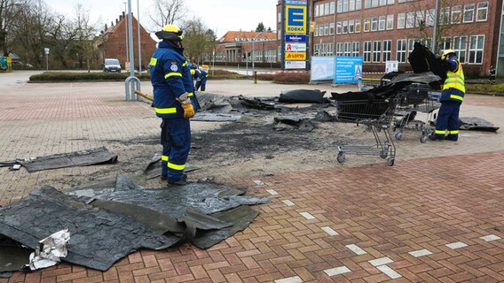 Helfer vom THW räumen Sturmschäden auf einem Parkplatz in Neumünster auf © Thomas Nyfeler Foto: Thomas Nyfeler