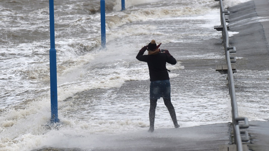 Sturm: Fähren fallen aus – Zugstrecke nach Sylt blockiert