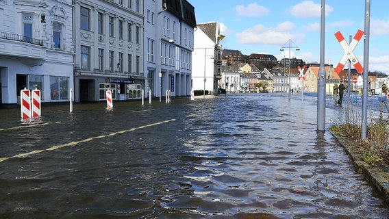 Überschwemmte Straßen durch Hochwasser in Flensburg.  Foto: Simone Steinhardt
