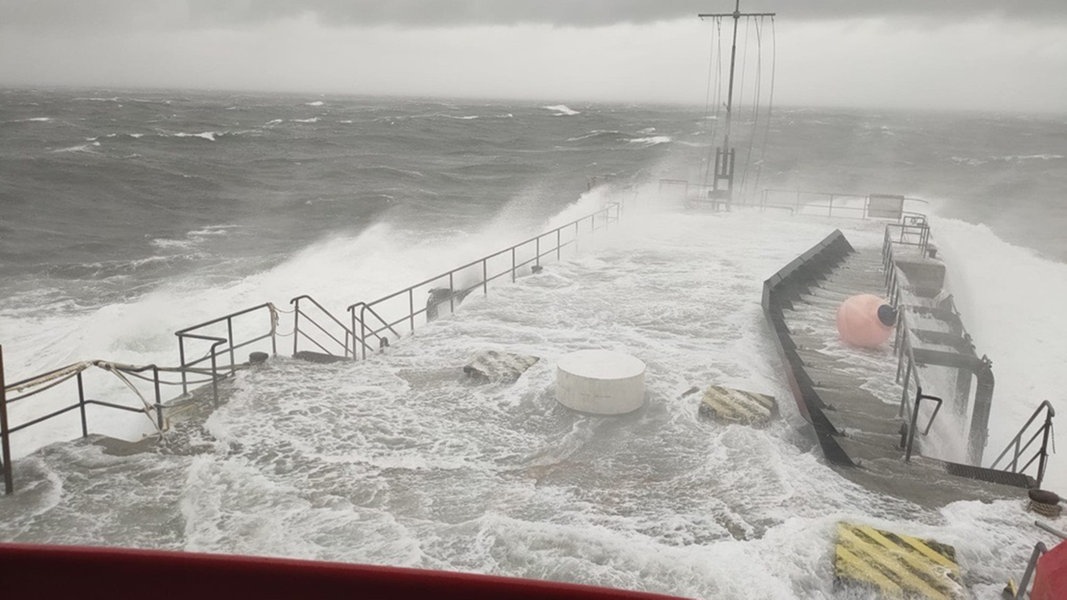 Ostsee-Sturmflut: Wellen Treffen Auf Den Kieler Leuchtturm | NDR.de ...