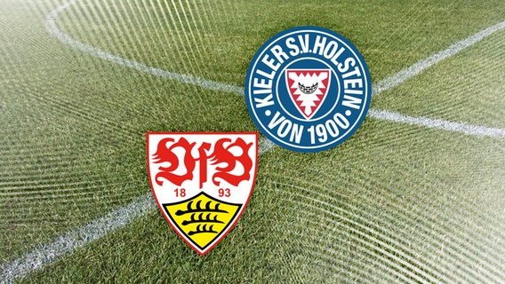 Das Vereinswappen vom VfB Stuttgart neben dem von Holstein Kiel vor Fussballrasen. © NDR 