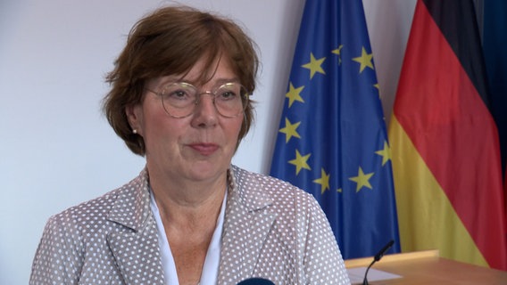 Die Innenministerin Sabine Sütterlin-Waack (CDU) gibt ein Interview © NDR Foto: NDR Screenshot