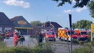 Ratzeburg: Das Dach eines Supermarktes ist eingestürzt. © Nonstopnews 