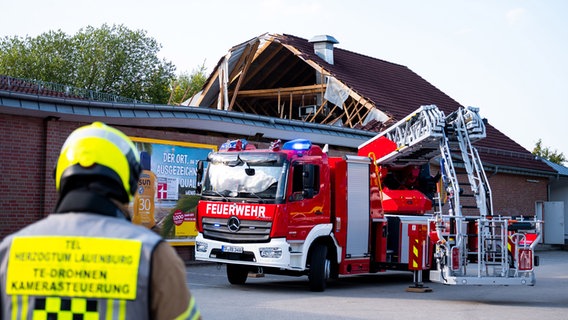 Ratzeburg: Einsatzkräfte der Feuerwehr sind bei einem teilweise eingestürzten Dach eines Supermarktes im Einsatz. © dpa Foto: Daniel Bockwoldt