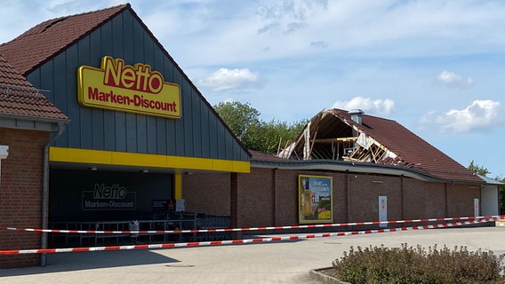 Netto-Markt in Ratzeburg: Das Dach des Supermarktes ist eingestürzt. © NDR Foto: Linda Ebener