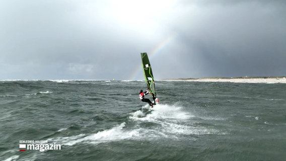 Eine Surferin beim Windsurf-Worldcup auf Sylt. © NDR 