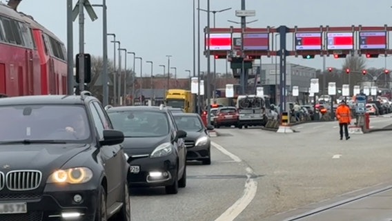 Vor dem Syltshuttle in Niebüll staut sich der Verkehr. © NDR Foto: Tobias Gellert