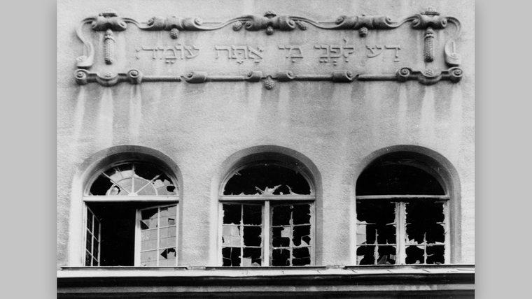 Eine historische Aufnahme zeigt die zerstörten Fenster der Kieler Synagoge nach der Pogromnacht aus der Fotosammlung des Stadtarchivs Kiel. © picture alliance/dpa/Stadtarchiv kiel