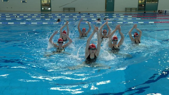Eine Gruppe von Synchronschwimmerinnen in einem Schwimmbecken © NDR Foto: NDR Screenshot