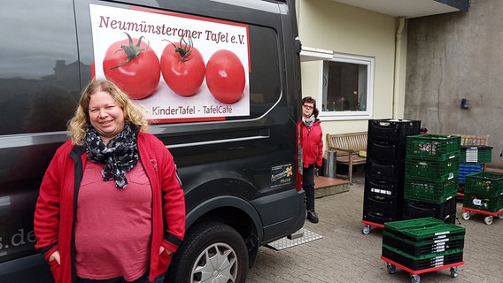 Christina Arpe steht vor einem Sprinter in einem Hinterhof.  Foto: Kevin Bieler