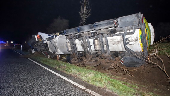 Ein verunglückter Tanklaster liegt auf der Seite im Straßengraben. © Florian Sprenger Foto: Florian Sprenger