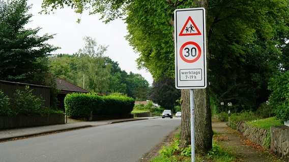 Ein Straßenschild weißt auf Tempo 30 und spielende Kinder hin. © NDR Foto: Julia Jänisch