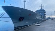 Das Militärschiff Tender Werra liegt im Hafen. © NDR Foto: Moritz Kodlin