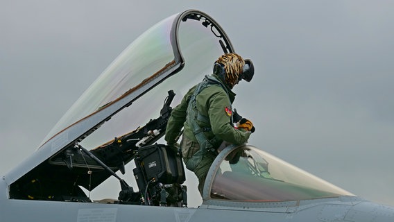 Ein Pilot steigt aus dem Cockpit eines F-18 Kampfjets. © NDR Foto: Peer-Axel Kroeske