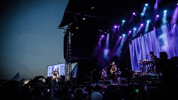 Sänger Jason Isbell bei einem Auftritt auf dem Tonder Festival 2016. © IMAGO Foto: Gonzales Photo